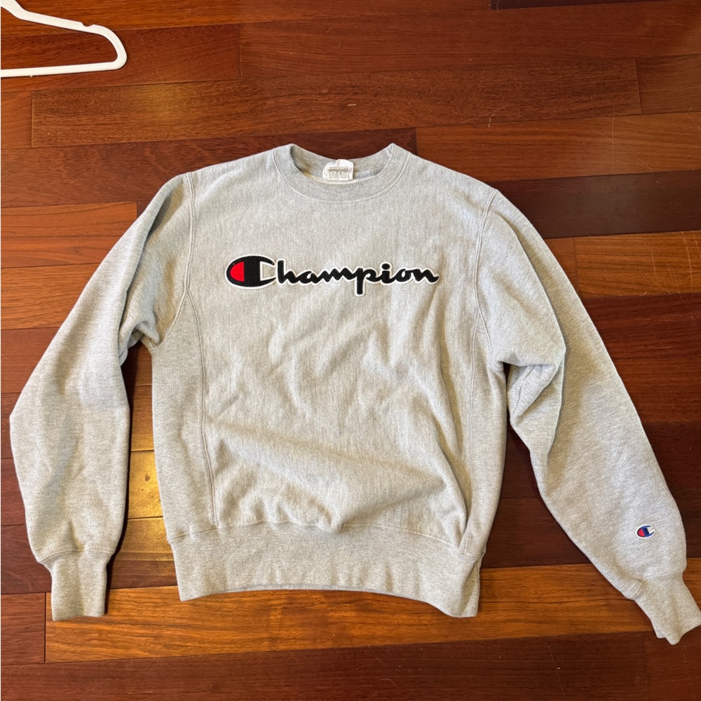 Champion Men’s Light Gray Crewneck Sweatshirt with Script Logo